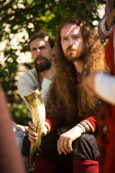 Niet-geïdentificeerde deelnemers tijdens van internationale historische festival van middeleeuwse cultuur ladogafest-2013 — Stockfoto