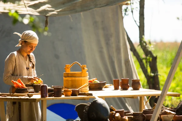 Participantes não identificados durante o festival histórico internacional da cultura medieval Ladogafest-2013 — Fotografia de Stock