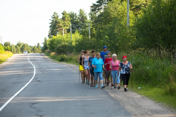 Niezidentyfikowane uczestnikom zawodów lokalnych w nordic walkingu poświęcony dzień zdrowia — Zdjęcie stockowe