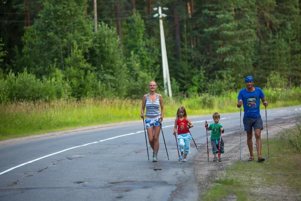 Deelnemers tijdens van lokale wedstrijden in nordic walking-gewijd aan de dag van gezondheid — Stockfoto