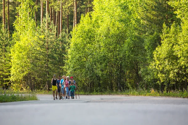 Deelnemers tijdens van lokale wedstrijden in nordic walking-gewijd aan de dag van gezondheid — Stockfoto