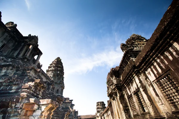 Angkor wat - is het grootste hindoe tempel complex en religieuze monument in de wereld — Stockfoto