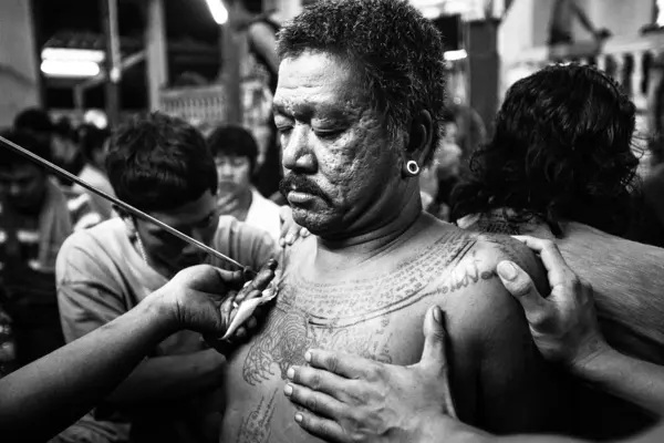 Monge não identificado faz tatuagem tradicional Yantra durante a cerimônia do Dia Mestre de Wai Kroo — Fotografia de Stock