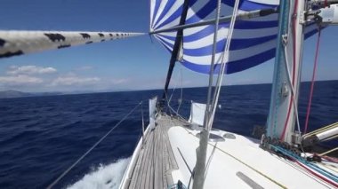yelkenli tekne full hd Akdeniz denize vurmuş..