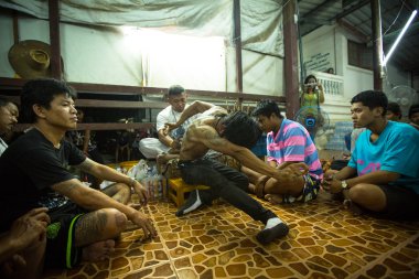 Tanımlanamayan keşiş geleneksel yantra günü töreni sırasında wai kroo master dövme yapar