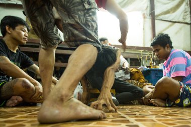 Tanımlanamayan keşiş geleneksel yantra günü töreni sırasında wai kroo master dövme yapar