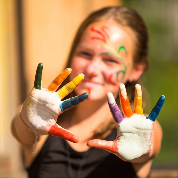 Bambina con le mani nella vernice — Foto Stock