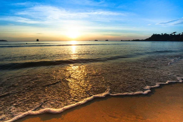 Vacker solnedgång på havet. — Stockfoto