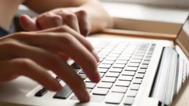 Erkek bir klavye (Hd yazarak metin eller)