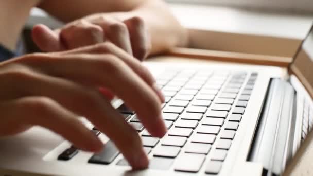 Mains féminines tapant du texte sur un clavier (HD )