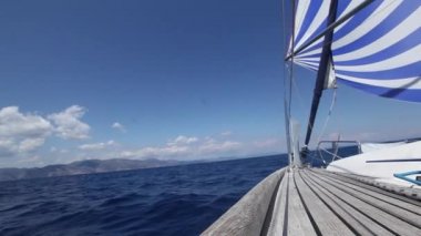 yelkenli tekne, Saron Körfezi, Yunanistan için tam hd vurdu. Dalgalar (hd rüzgara yelken)