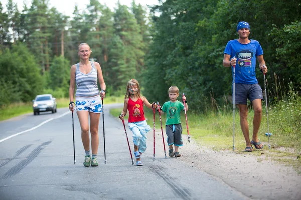 Deelnemers (kinderen: nikolay dubinin 4, darja zhochkina 6) tijdens van lokale wedstrijden in de nordic-walking gewijd aan de dag van gezondheid — Stockfoto