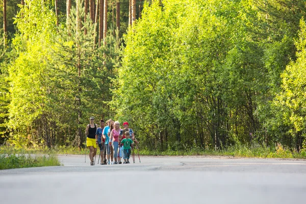 Participantes (niños: Nikolay Dubinin 4, Darja Zhochkina 6) durante las competiciones locales en la marcha nórdica dedicada al Día de la Salud — Foto de Stock