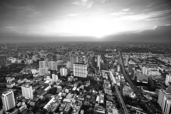 Een uitzicht op de stad vanaf bayok sky hotel — Stockfoto