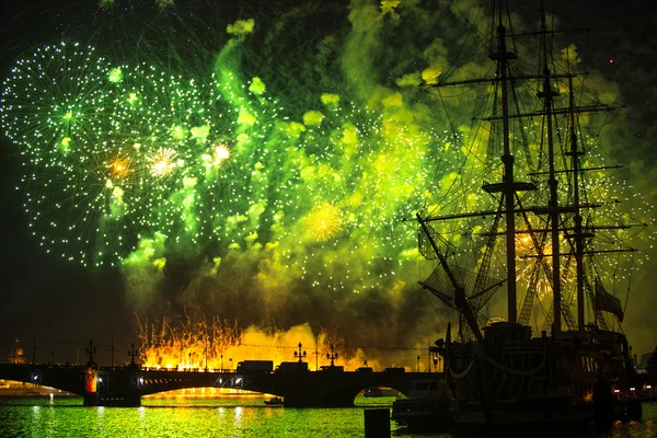 Feier Scharlachrote Segel zeigen während des Festes der weißen Nächte — Stockfoto