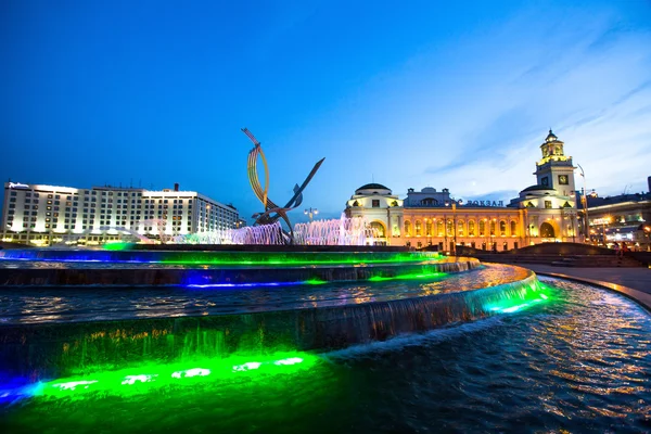 Kiewskij Bahnhof in Moskau in der Nacht. — Stockfoto