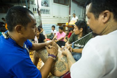 Tanımlanamayan keşiş geleneksel yantra wai kroo ana gün törenle wat dövme pra bang hale getirir.
