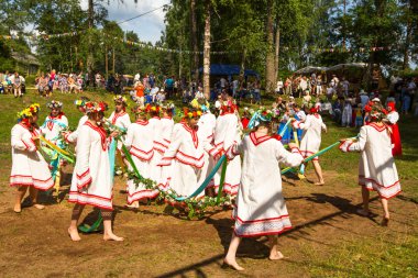 Yerel halkın Ivan kupala günü kutlanıyor