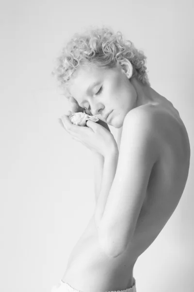 Slim ragazza sexy, foto in bianco e nero in studio — Foto Stock
