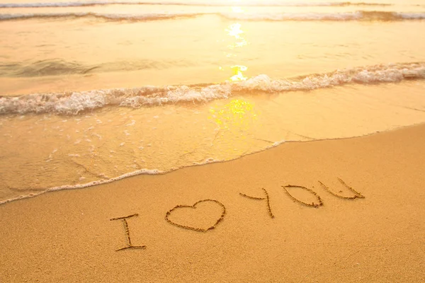 Ich liebe dich - Inschrift am Strand Sand, weiche Brandungswelle — Stockfoto