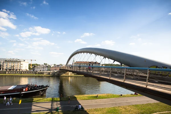 Lávka ojca bernatka - most přes řeky Visly v Krakově, Polsko — Stock fotografie