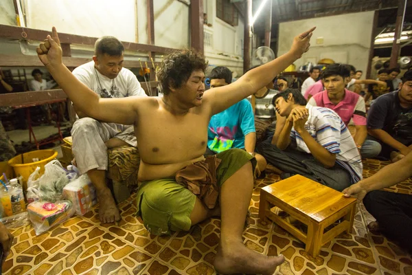 Un moine non identifié fait tatouer le Yantra traditionnel lors de la cérémonie du Jour du Maître Wai Kroo à Wat Bang Pra — Photo