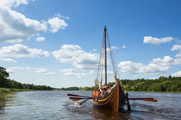 Niet-geïdentificeerde deelnemers tijdens van internationale historische festival van middeleeuwse cultuur ladogafest-2013 — Stockfoto