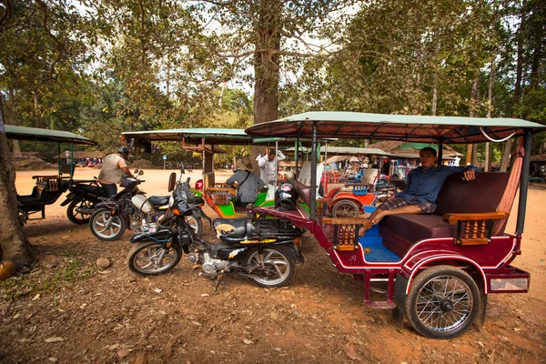 Angkor wat, kimliği belirsiz bir Kamboçyalılar — Stok fotoğraf