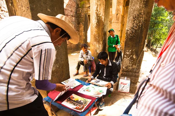Angkor wat, kimliği belirsiz bir Kamboçyalı sokak resmi satıcı — Stok fotoğraf