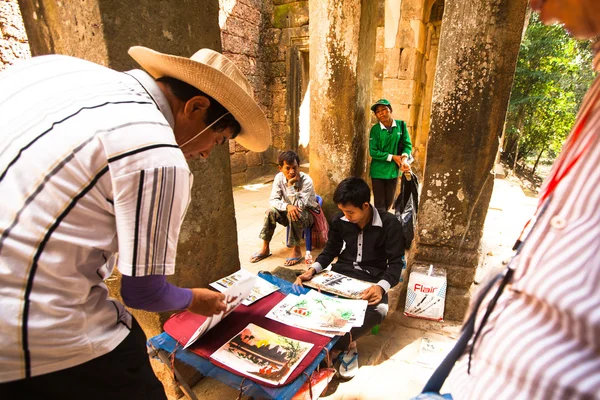 An unidentified cambodian street picture seller in Angkor Wat — Stock Photo, Image