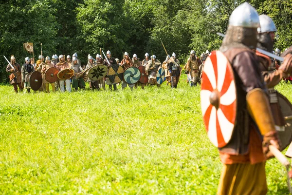 Participantes não identificados durante o festival histórico internacional da cultura medieval Ladogafest-2013 — Fotografia de Stock