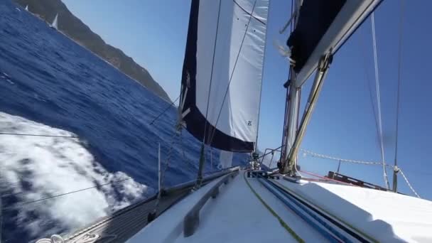 Barca a vela girato in full HD al Golfo Saronico, Grecia . — Video Stock