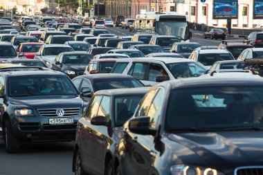 Şehir Merkezi, Moskova, Rusya üzerinde arabalar tribünlerde trafik jam