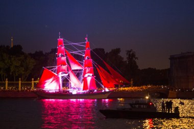 beyaz geceler Festivali sırasında kutlama kırmızı yelken göster