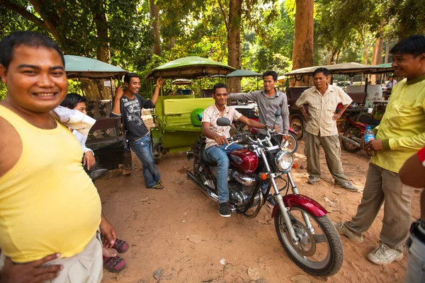 Niet-geïdentificeerde Cambodjaanse moto-riksja in angkor wat — Stockfoto