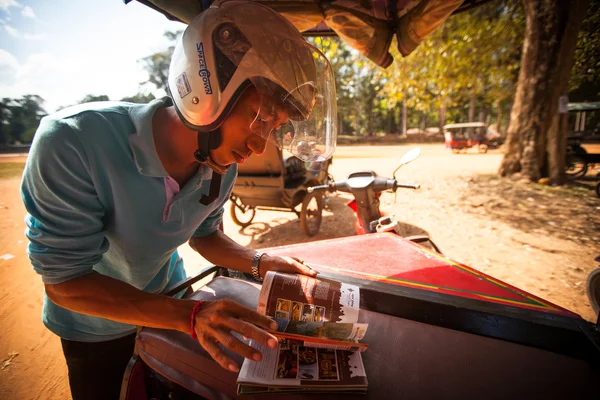 Cambodian moto-rickshaw non identifié à Angkor Wat — Photo