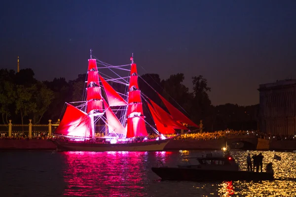 beyaz geceler Festivali sırasında kutlama kırmızı yelken göster