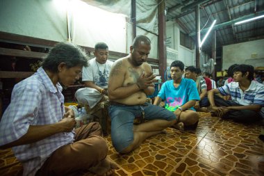 Tanımlanamayan keşiş geleneksel yantra dövme yapar