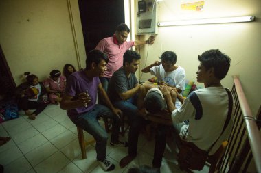 Tanımlanamayan keşiş geleneksel yantra dövme yapar