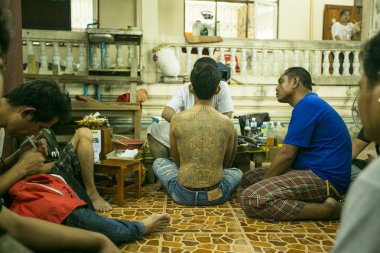 Tanımlanamayan keşiş geleneksel yantra dövme yapar