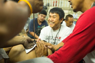 Tanımlanamayan keşiş geleneksel yantra wai kroo ana gün törenle wat dövme pra bang hale getirir.