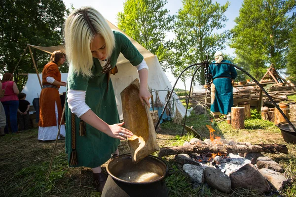 Participantes não identificados durante o festival histórico internacional da cultura medieval Ladogafest-2013 — Fotografia de Stock