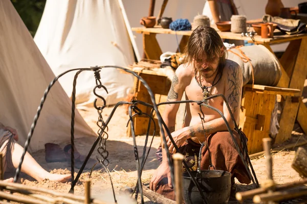 Participantes não identificados durante o festival histórico internacional da cultura medieval Ladogafest-2013 — Fotografia de Stock