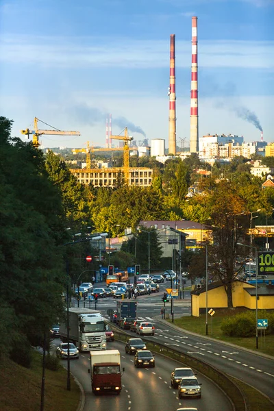 Verkeer in de stad van de avond in Krakau — Stockfoto