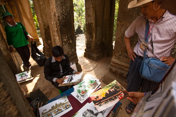 An unidentified cambodian street picture seller in Angkor Wat — Stock Photo, Image