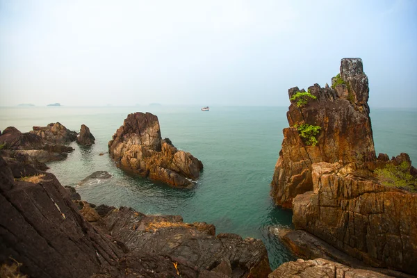 Rocas en la costa del Golfo de Tailandia — Foto de Stock