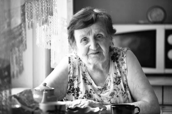 Portre bir yaşlı kadın, siyah beyaz fotoğraf — Stok fotoğraf