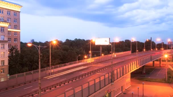 Trafik på natten vägar i st petersburg, Ryssland (timelapse) sköt i full hd — Stockvideo