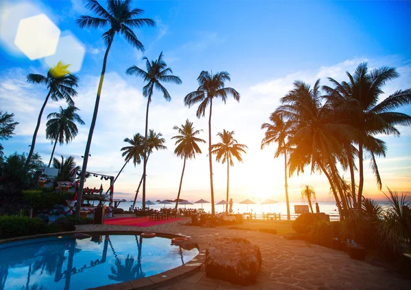 Belo pôr do sol em um resort de praia em trópicos . — Fotografia de Stock