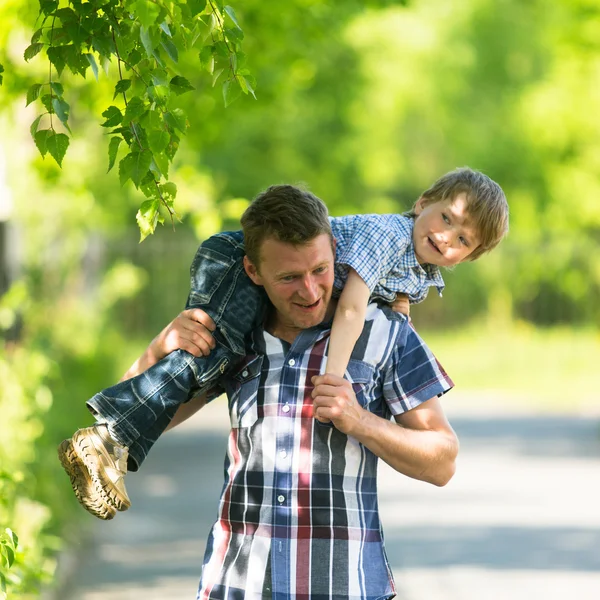 Far och son i parken. — Stockfoto